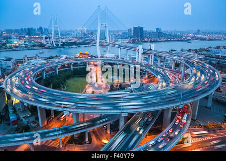 Shanghai Nanpu-Brücke in der Abenddämmerung Stockfoto