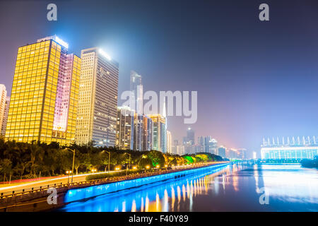 modernes Gebäude in der Nacht in guangzhou Stockfoto
