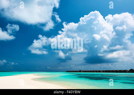 Schöner Strand mit Sandspit auf den Malediven Stockfoto