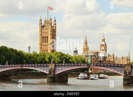 Das Parlamentsgebäude mit Big Ben an der Lambeth Brücke mit Union Jack, London Skyline, während des Tages Stockfoto