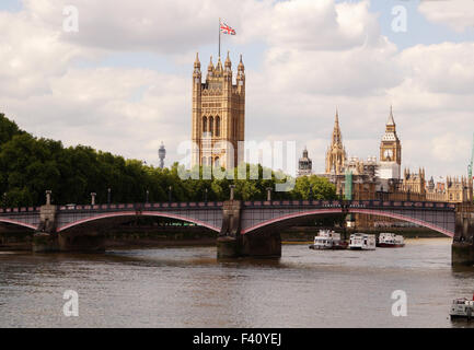 Das Parlamentsgebäude mit Big Ben an der Lambeth Brücke mit Union Jack, London Skyline, während des Tages Stockfoto