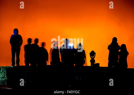 Besucher in der Silhouette in der Abenddämmerung, Lava glühende Kilaueea Caldera Vulkan, Hawai ' i Volcanoes National Park, Big Island, Hawaii, USA Stockfoto