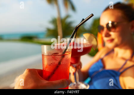 Paar klirrende Gläser mit cocktails Stockfoto