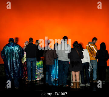 Besucher in der Silhouette in der Abenddämmerung, Lava glühende Kilaueea Caldera Vulkan, Hawai ' i Volcanoes National Park, Big Island, Hawaii, USA Stockfoto