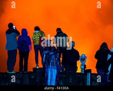 Besucher in der Silhouette in der Abenddämmerung, Lava glühende Kilaueea Caldera Vulkan, Hawai ' i Volcanoes National Park, Big Island, Hawaii, USA Stockfoto