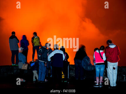 Besucher in der Silhouette in der Abenddämmerung, Lava glühende Kilaueea Caldera Vulkan, Hawai ' i Volcanoes National Park, Big Island, Hawaii, USA Stockfoto