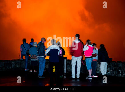 Besucher in der Silhouette in der Abenddämmerung, Lava glühende Kilaueea Caldera Vulkan, Hawai ' i Volcanoes National Park, Big Island, Hawaii, USA Stockfoto