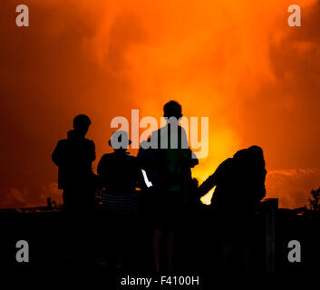 Besucher in der Silhouette in der Abenddämmerung, Lava glühende Kilaueea Caldera Vulkan, Hawai ' i Volcanoes National Park, Big Island, Hawaii, USA Stockfoto