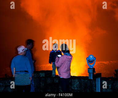 Besucher in der Silhouette in der Abenddämmerung, Lava glühende Kilaueea Caldera Vulkan, Hawai ' i Volcanoes National Park, Big Island, Hawaii, USA Stockfoto