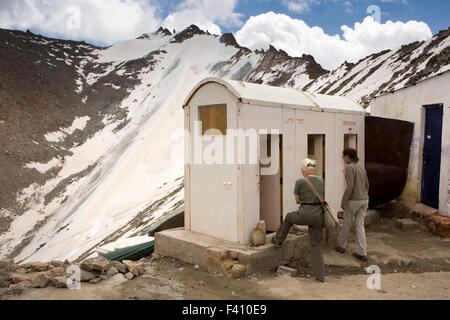 Indien, Jammu & Kashmir, Ladakh, Leh, Khardung La Pass oben, Touristen betreten Toiletten bei 18.000 Fuß Stockfoto