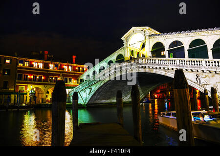 Rialto-Brücke (Ponte Di Rialto) in der Nacht Stockfoto