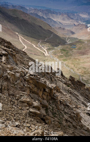 Indien, Jammu & Kashmir, Ladakh, Leh, Haarnadelkurven in Weg zum Khardung La pass von South Pullu checkpoint Stockfoto