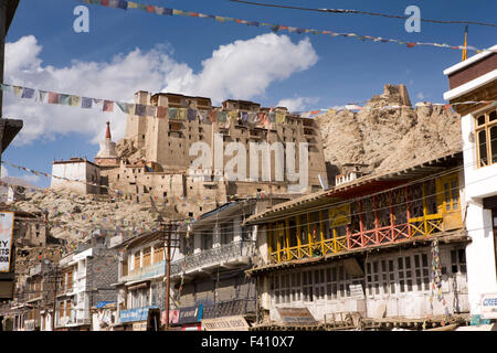 Indien, Jammu & Kashmir, Ladakh, Leh Palace von Main Bazaar gesehen Stockfoto