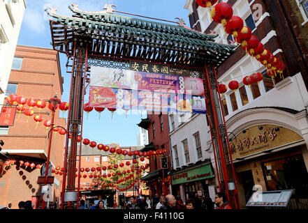 London, UK. 12. Oktober 2015. Foto aufgenommen am 12. Oktober 2015 zeigt die Chinatown in London, Großbritannien. Chinesischen Staatspräsidenten Xi Jinping zahlt einen Staatsbesuch in Großbritannien von Okt. 19 bis 23. © Han Yan/Xinhua/Alamy Live-Nachrichten Stockfoto