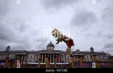 London, UK. 22. Februar 2015. Foto aufgenommen am 22. Februar 2015 zeigt die Löwen Tanz während der chinesischen lunar New Year Feier in London, Großbritannien. Chinesischen Staatspräsidenten Xi Jinping zahlt einen Staatsbesuch in Großbritannien von Okt. 19 bis 23. © Han Yan/Xinhua/Alamy Live-Nachrichten Stockfoto