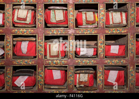 Indien, Jammu & Kashmir, Ladakh, Leh Palace Royal, Schrein, buddhistische religiöse Texte in Tuch gewickelt Stockfoto