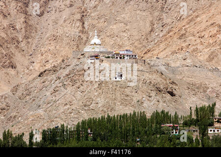 Indien, Jammu & Kashmir, Ladakh, Leh, Shanti Stupa und Changspa Hotels gesehen vom Palast Dach Stockfoto