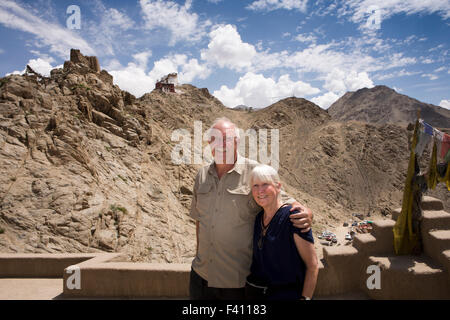 Indien, Jammu & Kashmir, Ladakh, Leh, Palast, senior Tourist Paar posieren für Erinnerungsfoto im vorderen o Namgyal Tsemos und Tsem Stockfoto