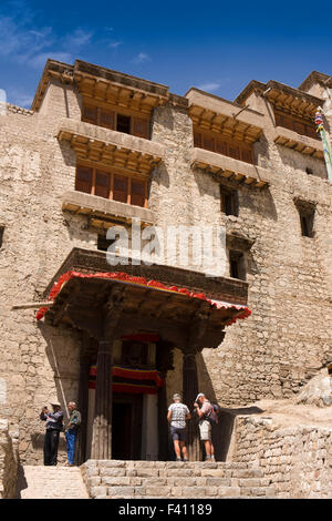 Indien, Jammu & Kashmir, Ladakh, Leh, Palast Eingangsportal und geschnitzten hölzernen Baldachin Stockfoto