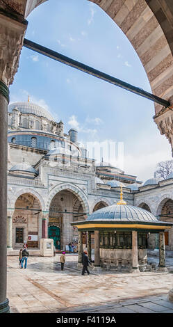 Bayezid II Mosque in Istanbul mit unbekannten Menschen. Dies ist eine osmanische imperiale Moschee. Stockfoto