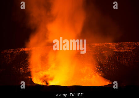 Baum in der Silhouette bei Dämmerung, glühende Lava, Kilaueea Caldera Vulkan, Hawai ' i Volcanoes National Park, Big Island, Hawaii, USA Stockfoto