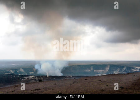 Dampf steigt von Halema'uma'u Krater, Kilauea Caldera, Hawai ' i Volcanoes National Park, Big Island, Hawaii, USA Stockfoto