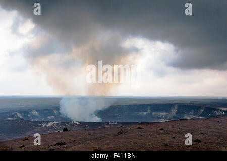 Dampf steigt von Halema'uma'u Krater, Kilauea Caldera, Hawai ' i Volcanoes National Park, Big Island, Hawaii, USA Stockfoto