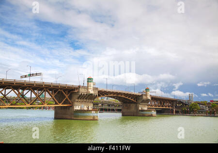 Burnside Zugbrücke in Portland, Oregon Stockfoto