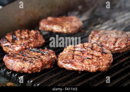 Rindfleisch Burger Bratlinge Kochen auf einem Barbecue-Grill Stockfoto