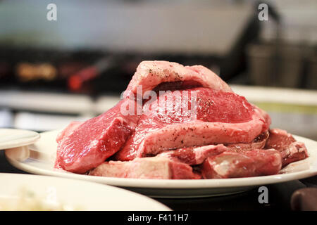 Roh ungekocht Steaks auf einem Teller in der Küche eines Restaurants fertig gegrillt zu werden. Stockfoto