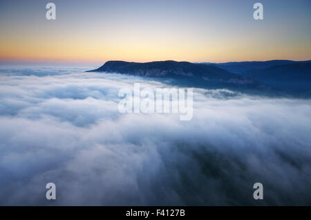 Nebel in den Bergen. Zusammensetzung der Natur. Stockfoto