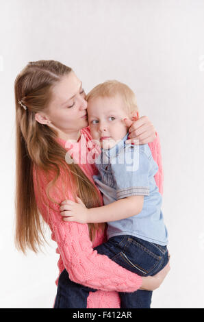 Mama hält auf den Händen der drei Söhne Stockfoto