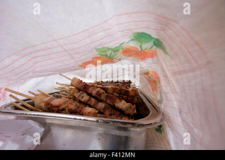 Traditionelle griechische Souvlaki steckt in einem Alu Silber Tablett mit Papier überzogen. Stockfoto