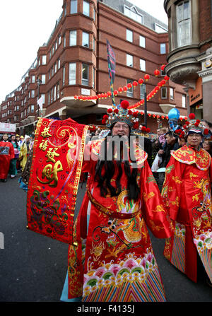 London, UK. 22. Februar 2015. Am 22. Februar 2015 Datei Foto zeigt Teilnehmer der chinesischen lunaren New-Jahr-Feier in London, Großbritannien. Chinesischen Staatspräsidenten Xi Jinping zahlt einen Staatsbesuch in Großbritannien von Okt. 19 bis 23. © Han Yan/Xinhua/Alamy Live-Nachrichten Stockfoto