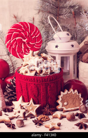 Vintage Stil. Weihnachtsschmuck - Cookies, Kandis, Äpfeln, Nüssen, Gewürzen. Stockfoto