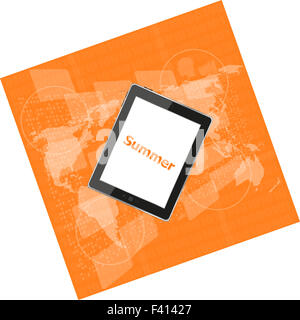 Sommer-Wort auf Tablet-pc-Bildschirm, digital Touchscreen, Ferienkonzept, Sommercard Stockfoto