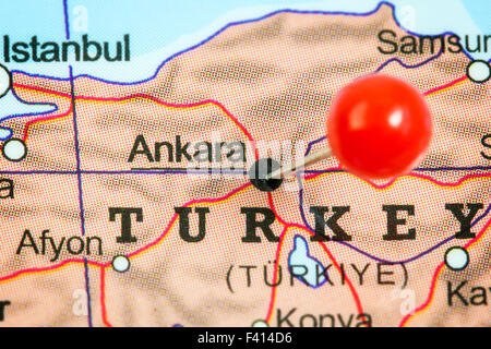 Nahaufnahme der einen roten Pin in einer Karte von Ankara, Türkei. Stockfoto