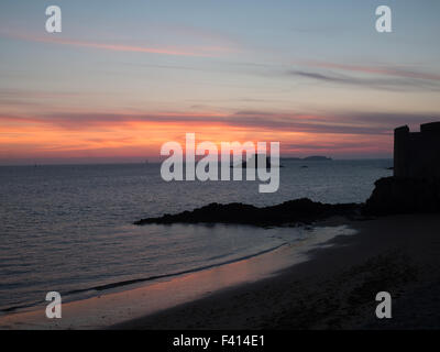 Sonnenuntergang über dem Meer von Saint-Malo Stockfoto