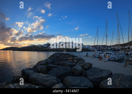 Sonnenaufgang im Hafen der griechischen Insel Kythnos Stockfoto