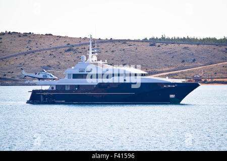 Loxury Yacht mit Hubschrauber an Bord Stockfoto