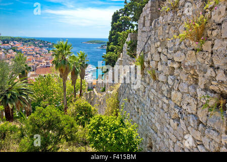 Berühmte Hvar Insel Wand und Hafen anzeigen Stockfoto