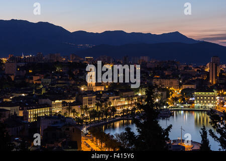 Blick auf die historische Altstadt von Split und darüber hinaus von oben in Kroatien in der Nacht. Stockfoto