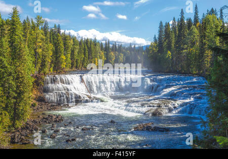 Panoramablick auf Dawson Falls oder aka Little Niagara im Wells Gray Provincial Park, Britisch-Kolumbien, Kanada, Nordamerika. Stockfoto