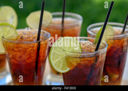 Gläser mit Rum cocktail Stockfoto