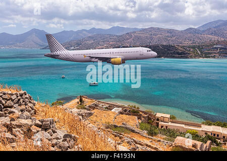 Passagierflugzeug fliegen über schöne blaue Meer und die Insel im Sommer-Urlaubsziel, gonna take off. Konzept von Urlaub Stockfoto