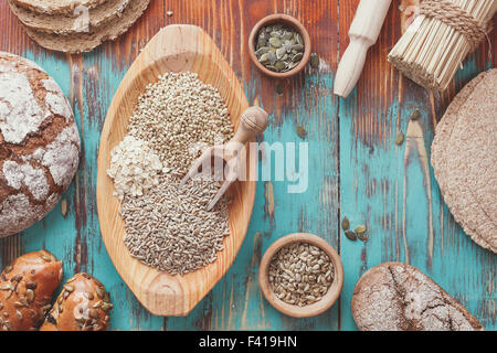 Verschiedene Getreide und Brot. Vorbereitung Essenskonzept, Landhausstil. Brot, vollen, satten Körner und natürlichen Inhaltsstoffen. Stockfoto