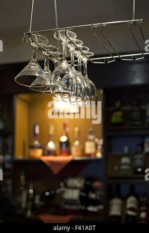 Weingläser, hängen in der Nähe von Bartheke Stockfoto