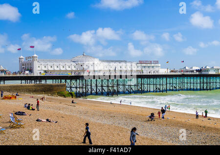 Der Strand und Peir in Brighton und Hove, East Sussex, England. Stockfoto