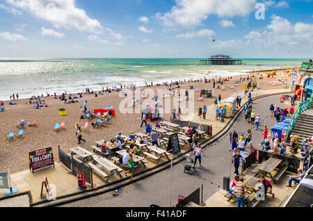 Strand und Promenade in Brighton und Hove, East Sussex, England. Stockfoto