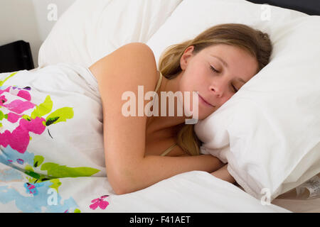 junge Frau im Bett zu schlafen Stockfoto